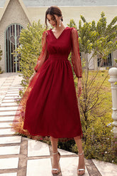 Vestido de fiesta burdeos midi de manga larga con cuello en V